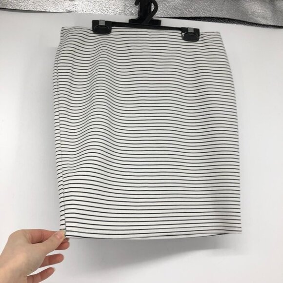 Reitmans black and white striped form fitting stretchy pencil skirt XS - Picture 8 of 11